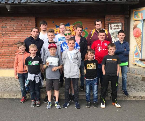 Jungschüler und Schülergruppe im Heidepark Soltau