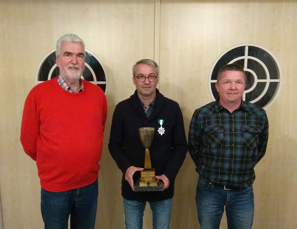 Sven Frommelt gewinnt den Helmut-Rohlf-Pokal des Jägercorps, Jonas Treichel den Blindschusspokal bei den Jungschützen