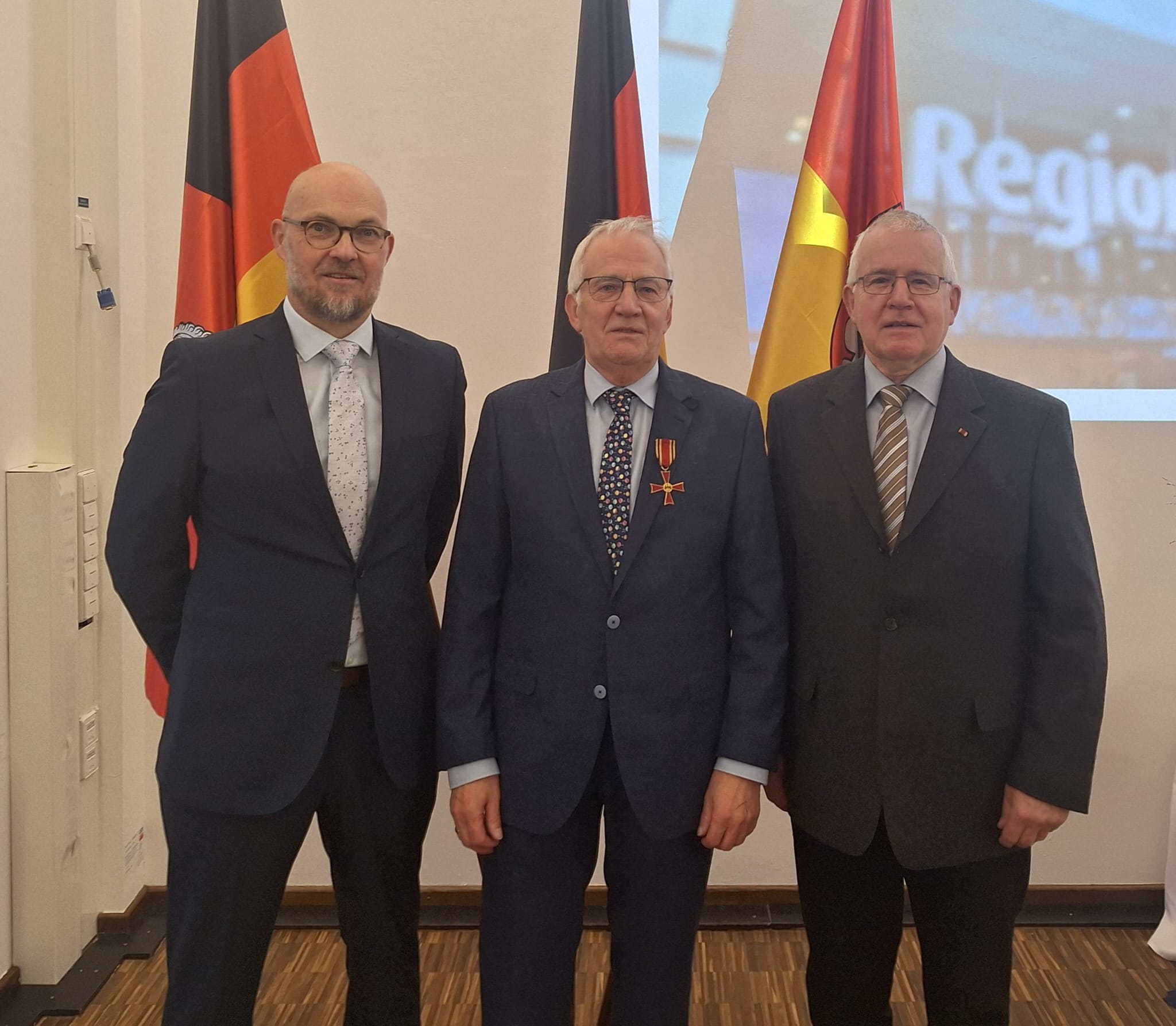 Karl-Heinrich Rohlf erhält das Bundesverdienstkreuz am Bande