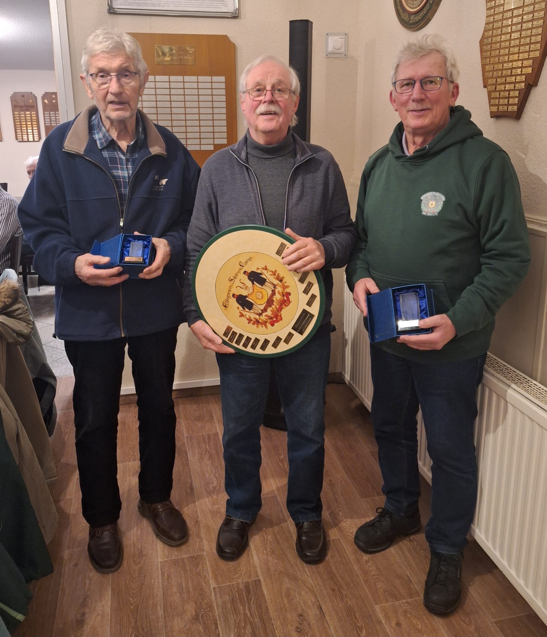 Manfred Kuehn gewinnt die Ehrenscheibe der Seniorengruppe